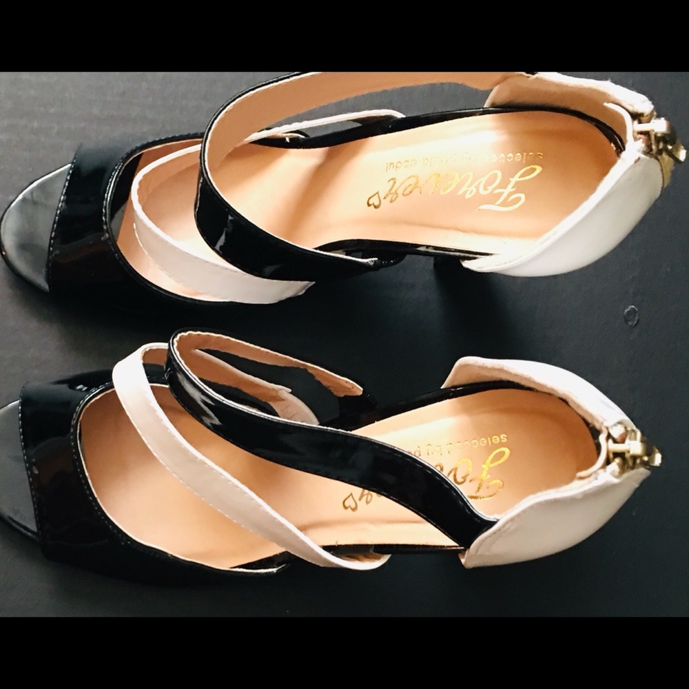 Paula Abdul Forever (Avon)Black/White Sandals (New)